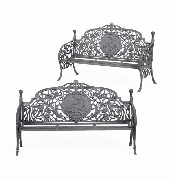 Coppia di panche da giardino in ghisa. XX secolo  - Asta Dimore Italiane - Associazione Nazionale - Case d'Asta italiane