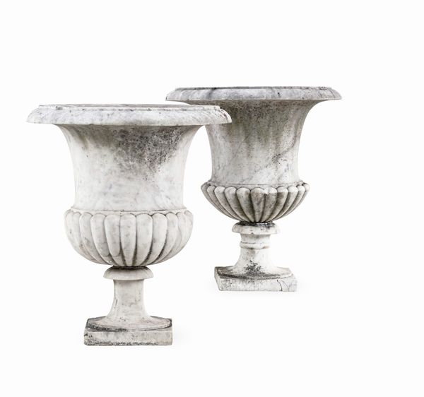 Coppia di vasi tipo Medici in marmo. XIX-XX secolo  - Asta Dimore Italiane - Associazione Nazionale - Case d'Asta italiane