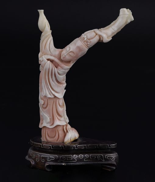 Figura di Guanyin scolpita in corallo rosa. Cina, Dinastia Qing, XIX secolo  - Asta Dimore Italiane - Associazione Nazionale - Case d'Asta italiane