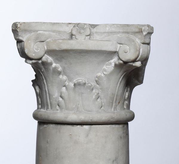 Colonna con capitello stemmato. Lapicida rinascimentale, Italia o Francia, XV secolo  - Asta Dimore Italiane - Associazione Nazionale - Case d'Asta italiane