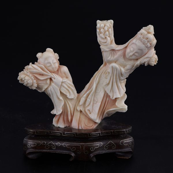 Figura scolpita in corallo rosa. Cina, Dinastia Qing, XIX secolo  - Asta Dimore Italiane - Associazione Nazionale - Case d'Asta italiane