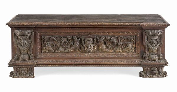 Cassapanca in legno intagliato. Elementi antichi  - Asta Dimore Italiane - Associazione Nazionale - Case d'Asta italiane