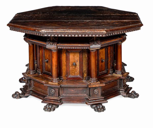 Tavolo da biblioteca in noce di gusto rinascimentale. Italia centrale  - Asta Dimore Italiane - Associazione Nazionale - Case d'Asta italiane