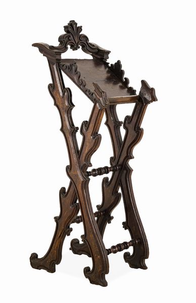 Leggio in noce intagliato. XVII secolo  - Asta Dimore Italiane - Associazione Nazionale - Case d'Asta italiane