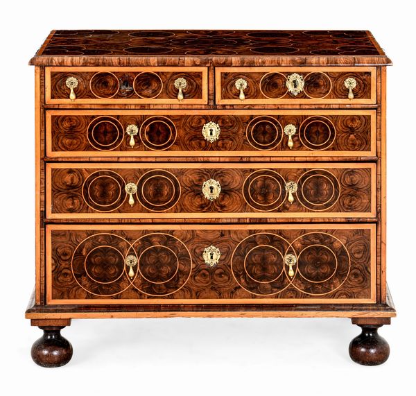 Cassettone William and Mary. Inghilterra, fine XVII - inizio XVIII secolo  - Asta Dimore Italiane - Associazione Nazionale - Case d'Asta italiane