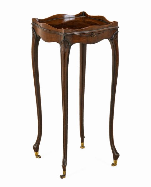 Tavolino Giorgio III in legno intagliato. Inghilterra, fine XVIII secolo  - Asta Dimore Italiane - Associazione Nazionale - Case d'Asta italiane