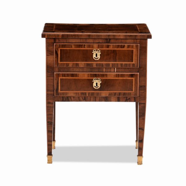 Comodino lastronato e filettato. Fine XVIII secolo  - Asta Dimore Italiane - Associazione Nazionale - Case d'Asta italiane