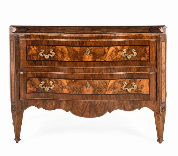 Cassettone lastronato in noce e radica. XVIII secolo  - Asta Dimore Italiane - Associazione Nazionale - Case d'Asta italiane