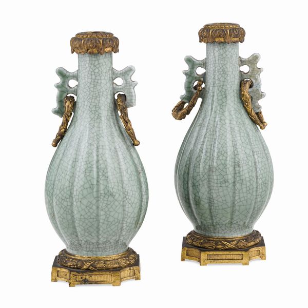 Coppia di vasi in porcellana Celadon craquel con montatura in bronzo dorato, Cina, Dinastia Qing, XVIII secolo  - Asta Dimore Italiane - Associazione Nazionale - Case d'Asta italiane