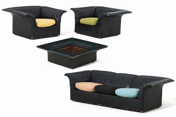 POLTRONA FRAU : Divano, due poltrone e un tavolo basso. Italia, 1980 ca.  - Asta Dimore Italiane - Associazione Nazionale - Case d'Asta italiane