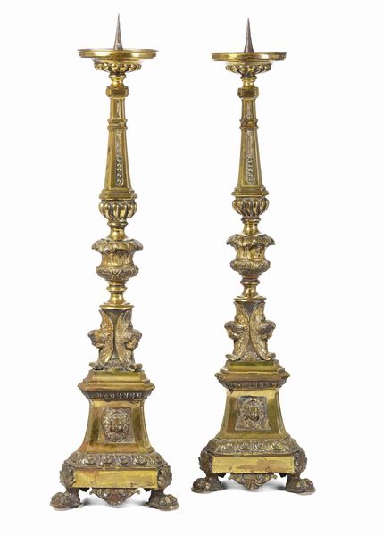 Coppia di candelieri in bronzo dorato. XVIII secolo  - Asta Dimore Italiane - Associazione Nazionale - Case d'Asta italiane