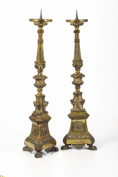 Coppia di candelieri in bronzo dorato. XVIII secolo  - Asta Dimore Italiane - Associazione Nazionale - Case d'Asta italiane