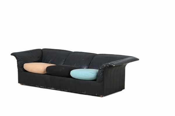 POLTRONA FRAU : Divano, due poltrone e un tavolo basso. Italia, 1980 ca.  - Asta Dimore Italiane - Associazione Nazionale - Case d'Asta italiane