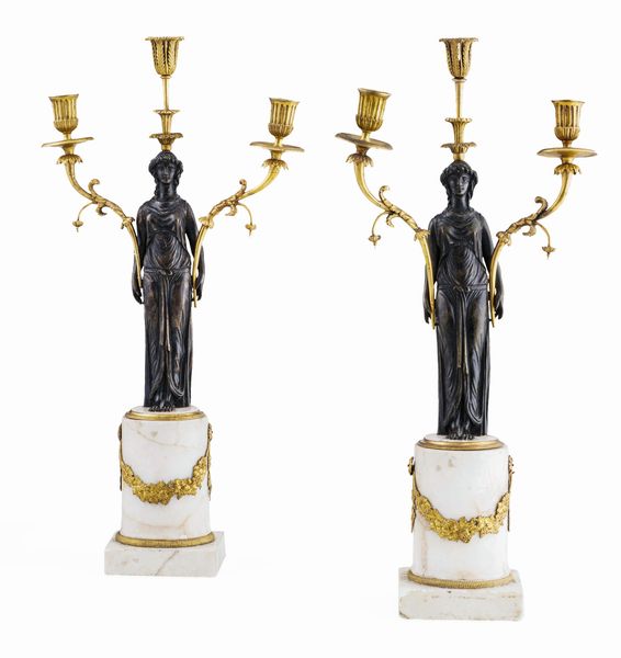 Coppia di candelabri neoclassici in bronzo patinato e dorato. Probabilmente Roma XIX secolo  - Asta Dimore Italiane - Associazione Nazionale - Case d'Asta italiane