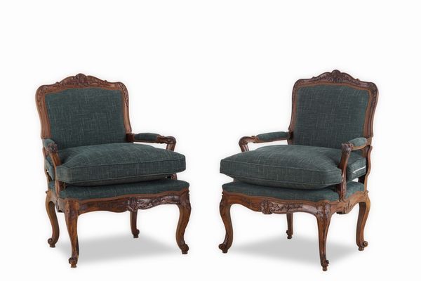 Coppia di berg�res in legno intagliato. Francia, XVIII secolo  - Asta Dimore Italiane - Associazione Nazionale - Case d'Asta italiane