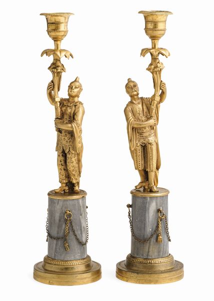 Coppia di candelieri a chinoiserie in bronzo e marmo grigio. XIX secolo  - Asta Dimore Italiane - Associazione Nazionale - Case d'Asta italiane