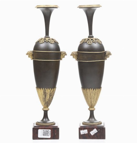 Coppia di vasi ad anfora in bronzo fuso e dorato, XIX secolo  - Asta Dimore Italiane - Associazione Nazionale - Case d'Asta italiane