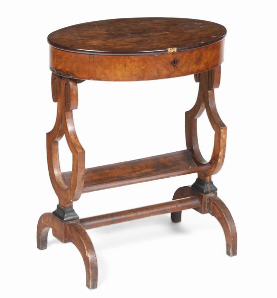 Tavolino da lavoro ovale lastronato in acero e palissandro. Ebanisteria napoletana del XIX secolo  - Asta Dimore Italiane - Associazione Nazionale - Case d'Asta italiane