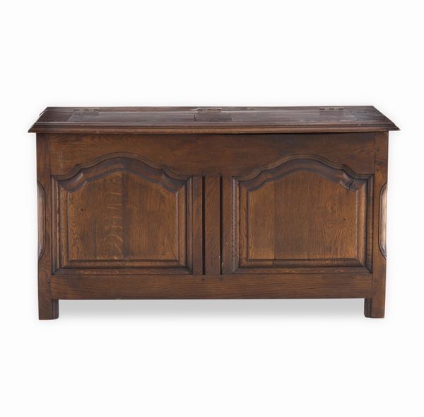 Piccola cassapanca in legno intagliato. Francia, XIX secolo  - Asta Dimore Italiane - Associazione Nazionale - Case d'Asta italiane