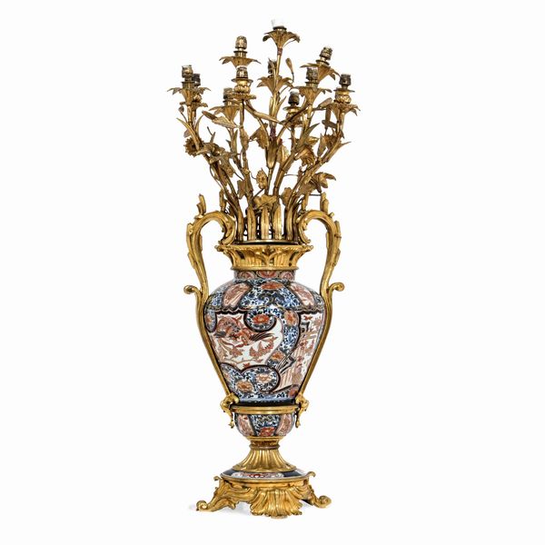 Grande candelabro a dodici luci costruito con vaso in porcellana giapponese a decoro Imari, XVIII secolo  - Asta Dimore Italiane - Associazione Nazionale - Case d'Asta italiane