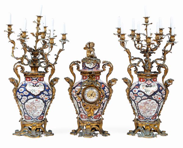 Trittico da camino composto da vasi in porcellana Arita. Giappone, fine XVII secolo<BR>  - Asta Dimore Italiane - Associazione Nazionale - Case d'Asta italiane