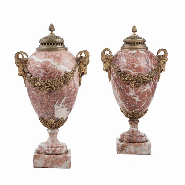 Coppia di vasi in marmo con montatura in bronzo dorato. XIX-XX secolo  - Asta Dimore Italiane - Associazione Nazionale - Case d'Asta italiane