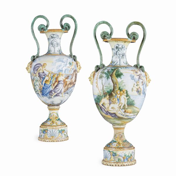 Coppia di vasi istoriati su basi.<BR>Italia centrale, 1900 ca.  - Asta Dimore Italiane - Associazione Nazionale - Case d'Asta italiane