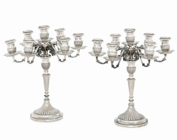 Coppia di candelabri. Argenteria artistica italiana del XX secolo, Firenze (marchio dell'argentiere consunto)  - Asta Dimore Italiane - Associazione Nazionale - Case d'Asta italiane
