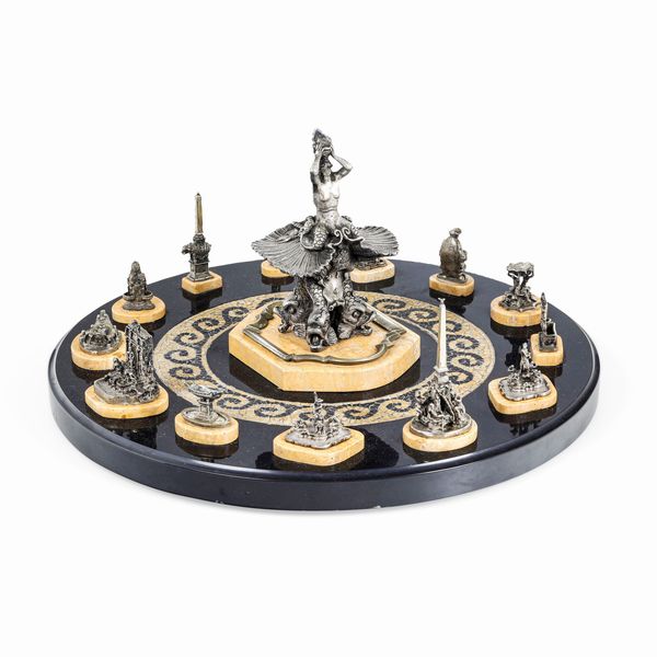 Importante trionfo centrotavola in argento fuso e cesellato, marmo del Belgio e marmo giallo. Manifattura artistica romana del XX-XXI secolo. Argentiere Mortet Roma (Bottega attiva dal 1890)  - Asta Dimore Italiane - Associazione Nazionale - Case d'Asta italiane