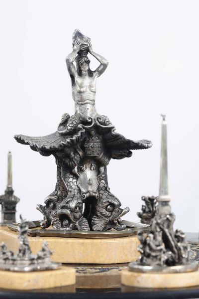 Importante trionfo centrotavola in argento fuso e cesellato, marmo del Belgio e marmo giallo. Manifattura artistica romana del XX-XXI secolo. Argentiere Mortet Roma (Bottega attiva dal 1890)  - Asta Dimore Italiane - Associazione Nazionale - Case d'Asta italiane