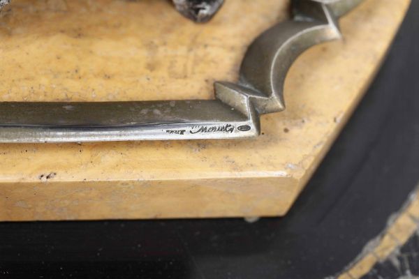 Importante trionfo centrotavola in argento fuso e cesellato, marmo del Belgio e marmo giallo. Manifattura artistica romana del XX-XXI secolo. Argentiere Mortet Roma (Bottega attiva dal 1890)  - Asta Dimore Italiane - Associazione Nazionale - Case d'Asta italiane