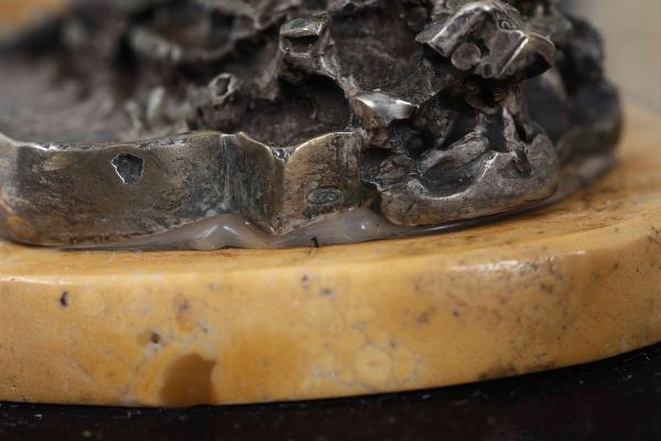 Importante trionfo centrotavola in argento fuso e cesellato, marmo del Belgio e marmo giallo. Manifattura artistica romana del XX-XXI secolo. Argentiere Mortet Roma (Bottega attiva dal 1890)  - Asta Dimore Italiane - Associazione Nazionale - Case d'Asta italiane