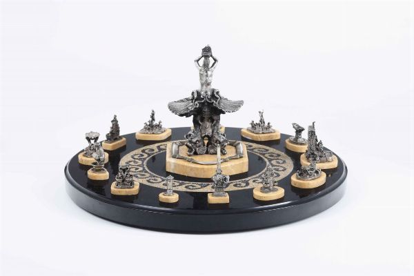 Importante trionfo centrotavola in argento fuso e cesellato, marmo del Belgio e marmo giallo. Manifattura artistica romana del XX-XXI secolo. Argentiere Mortet Roma (Bottega attiva dal 1890)  - Asta Dimore Italiane - Associazione Nazionale - Case d'Asta italiane