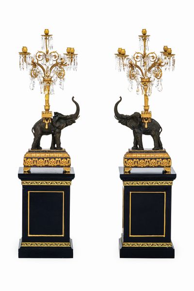 Coppia di grandi candelabri in bronzo patinato e dorato a guisa di elefanti. XX secolo  - Asta Dimore Italiane - Associazione Nazionale - Case d'Asta italiane