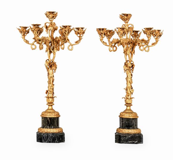 Coppia di candelabri a sette luci in bronzo dorato su basi in marmo nero. XX secolo  - Asta Dimore Italiane - Associazione Nazionale - Case d'Asta italiane