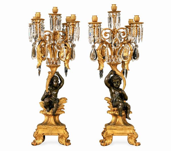 Coppia di candelabri a cinque luci in bronzo dorato e patinato. XX secolo  - Asta Dimore Italiane - Associazione Nazionale - Case d'Asta italiane