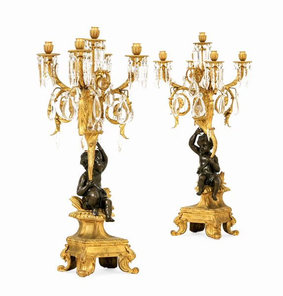 Coppia di candelabri a cinque luci in bronzo dorato e patinato. XX secolo  - Asta Dimore Italiane - Associazione Nazionale - Case d'Asta italiane