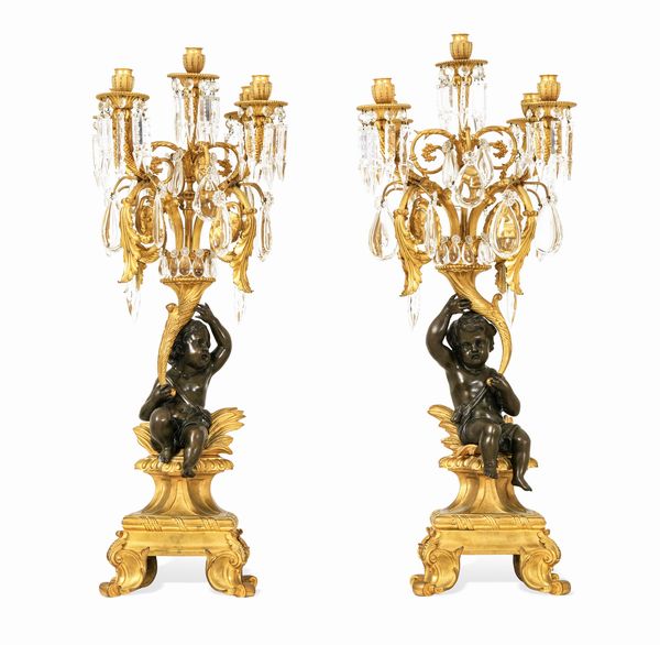 Coppia di candelabri a cinque luci in bronzo dorato e patinato. XX secolo  - Asta Dimore Italiane - Associazione Nazionale - Case d'Asta italiane