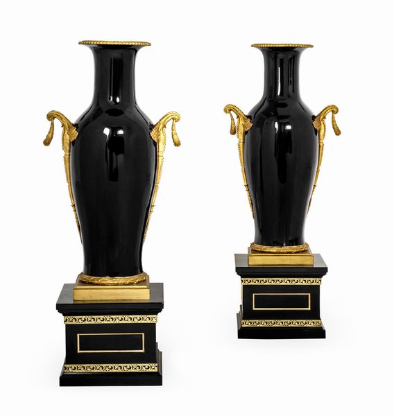 Coppia di grandi vasi in porcellana blu con montatura in bronzo dorato. XX secolo  - Asta Dimore Italiane - Associazione Nazionale - Case d'Asta italiane