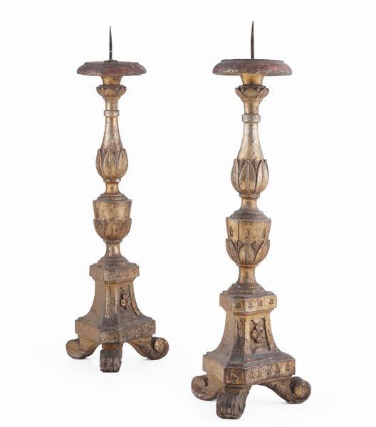 Coppia di porta ceri in legno intagliato e dorato. XVIII-XIX secolo  - Asta Dimore Italiane - Associazione Nazionale - Case d'Asta italiane