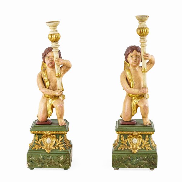 Coppia di angeli porta cero in legno laccato e dorato e resina. XX secolo  - Asta Dimore Italiane - Associazione Nazionale - Case d'Asta italiane