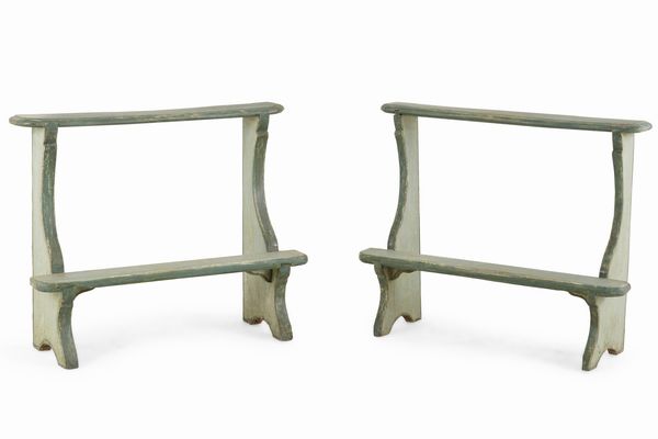 Due inginocchiatoi in legno intagliato e laccato. XVIII-XIX secolo  - Asta Dimore Italiane - Associazione Nazionale - Case d'Asta italiane