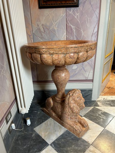 Coppia di acquasantiere in marmo rosso di Verona. XX secolo  - Asta Dimore Italiane - Associazione Nazionale - Case d'Asta italiane