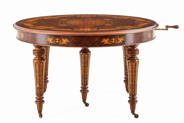 Tavolo allungabile lastronato in radica, filettato e intarsiato. XIX-XX secolo  - Asta Dimore Italiane - Associazione Nazionale - Case d'Asta italiane