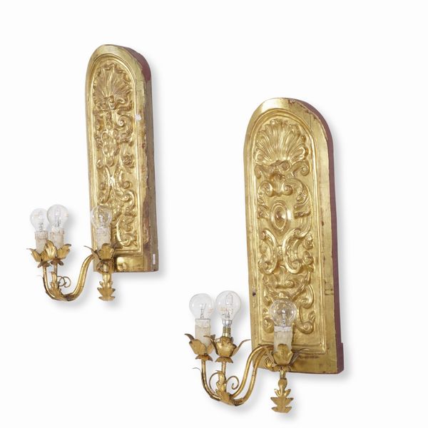 Coppia di appliques in legno intagliato e dorato. XIX secolo  - Asta Dimore Italiane - Associazione Nazionale - Case d'Asta italiane