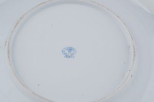 Coppia di piatti raffiguranti Luigi XVI e Maria Antonietta.<BR>Boemia, Altrouhlau, Manifattura Victoria, 1891-1918.<BR>  - Asta Dimore Italiane - Associazione Nazionale - Case d'Asta italiane