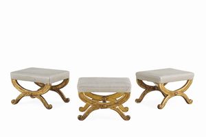 Tre sgabelli a X in legno intagliato e dorato. XIX-XX secolo  - Asta Dimore Italiane - Associazione Nazionale - Case d'Asta italiane