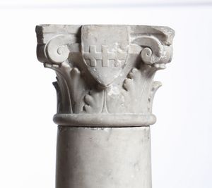 Colonna con capitello stemmato. Lapicida rinascimentale, Italia o Francia, XV secolo  - Asta Dimore Italiane - Associazione Nazionale - Case d'Asta italiane