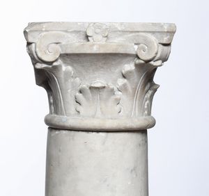 Colonna con capitello stemmato. Lapicida rinascimentale, Italia o Francia, XV secolo  - Asta Dimore Italiane - Associazione Nazionale - Case d'Asta italiane