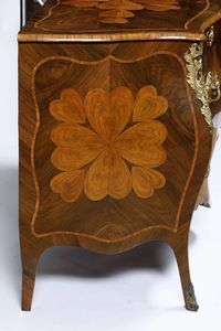 Com� Luigi XV lastronato in palissandro e intarsiato in bois de rose. Genova, XVIII secolo  - Asta Dimore Italiane - Associazione Nazionale - Case d'Asta italiane